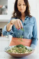 Pohyb, trénink, výživa: Udržitelná cesta ke zdravějšímu tělu - Move, Train, Nourish: The Sustainable Way to a Healthier You