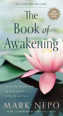Kniha probuzení: Mít život, jaký chcete, tím, že budete přítomni životu, který máte (20. výroční vydání) - The Book of Awakening: Having the Life You Want by Being Present to the Life You Have (20th Anniversary Edition)
