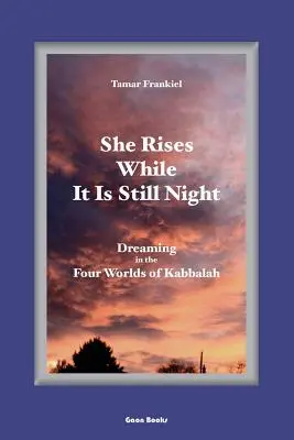 Vstává, dokud je ještě noc: Snění ve čtyřech světech kabaly - She Rises While It Is Still Night: Dreaming in the Four Worlds of Kabbalah