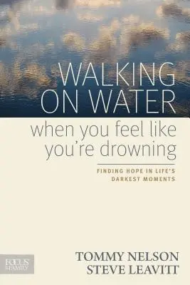 Chůze po vodě, když máte pocit, že se topíte: Hledání naděje v nejtemnějších chvílích života - Walking on Water When You Feel Like You're Drowning: Finding Hope in Life's Darkest Moments