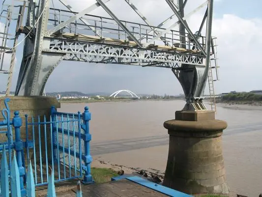 Newport Transporter Bridge and Industry Along the River (Newportský transportní most a průmysl podél řeky) - Newport Transporter Bridge and Industry Along the River
