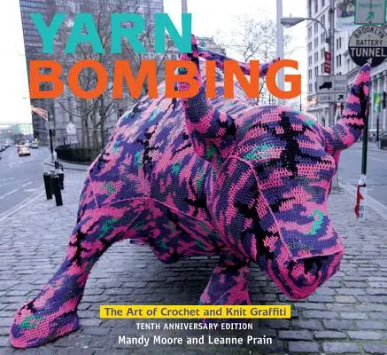 Bombardování přízí: Umění háčkování a pletení graffiti: Desáté výroční vydání - Yarn Bombing: The Art of Crochet and Knit Graffiti: Tenth Anniversary Edition