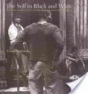 The Self in Black and White (Já v černé a bílé): Rasa a subjektivita v poválečné americké fotografii. - The Self in Black and White: Race and Subjectivity in Postwar American Photography